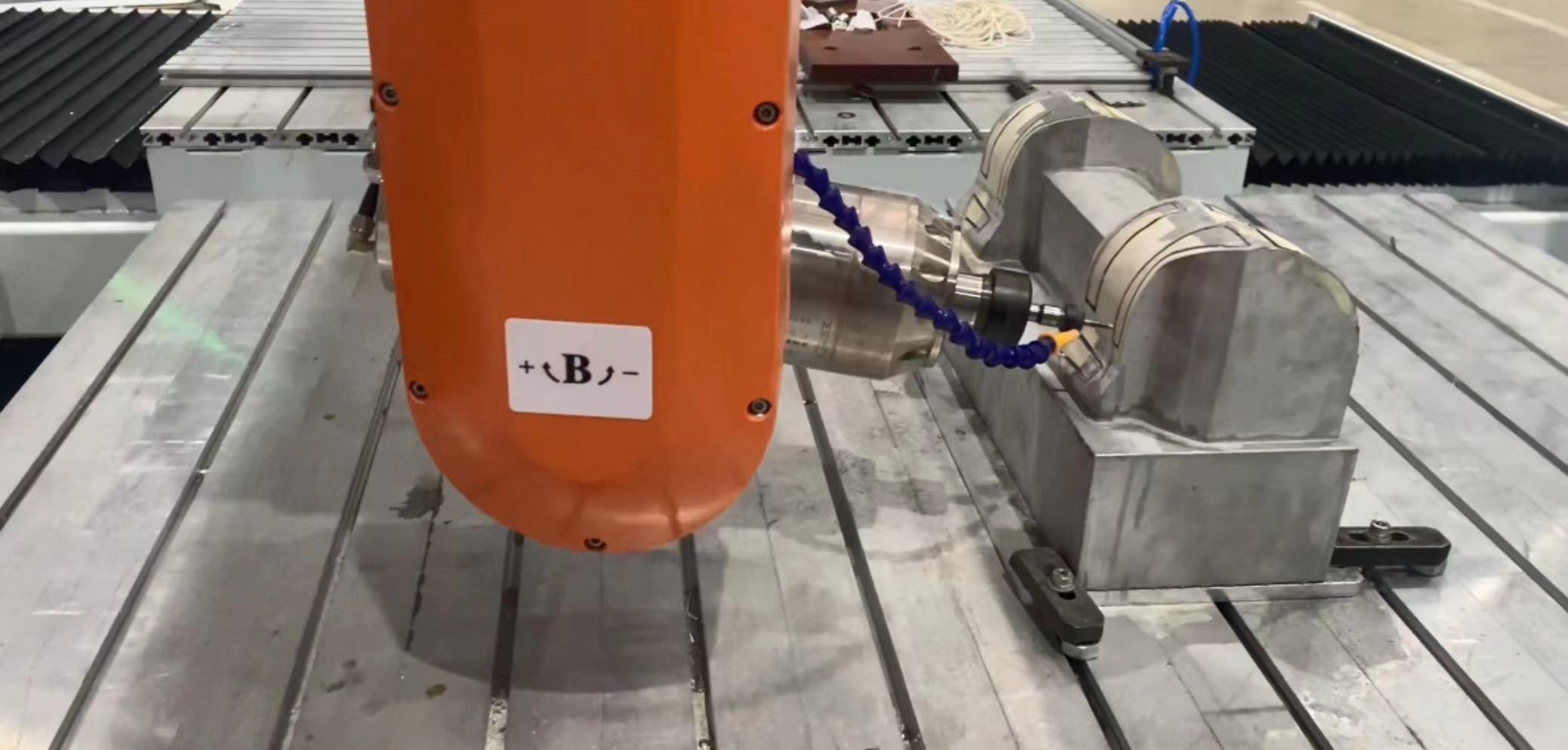 18F&uuml;nf-Achsen-CNC-Bearbeitungszentrum f&uuml;r die Bearbeitung von Aluminiumformen.