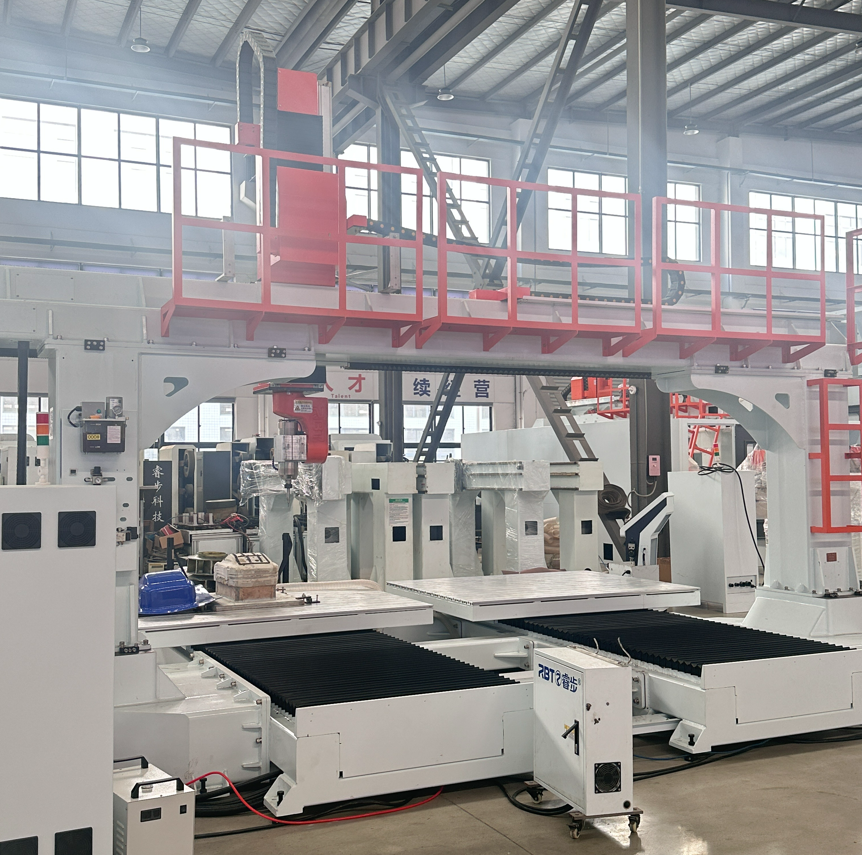 CE -zugelassene 5 -Achsen -CNC -Router mit Doppelarbeit für PP/PE/PET/PET/ABS -Schimmelpilzverarbeitung
